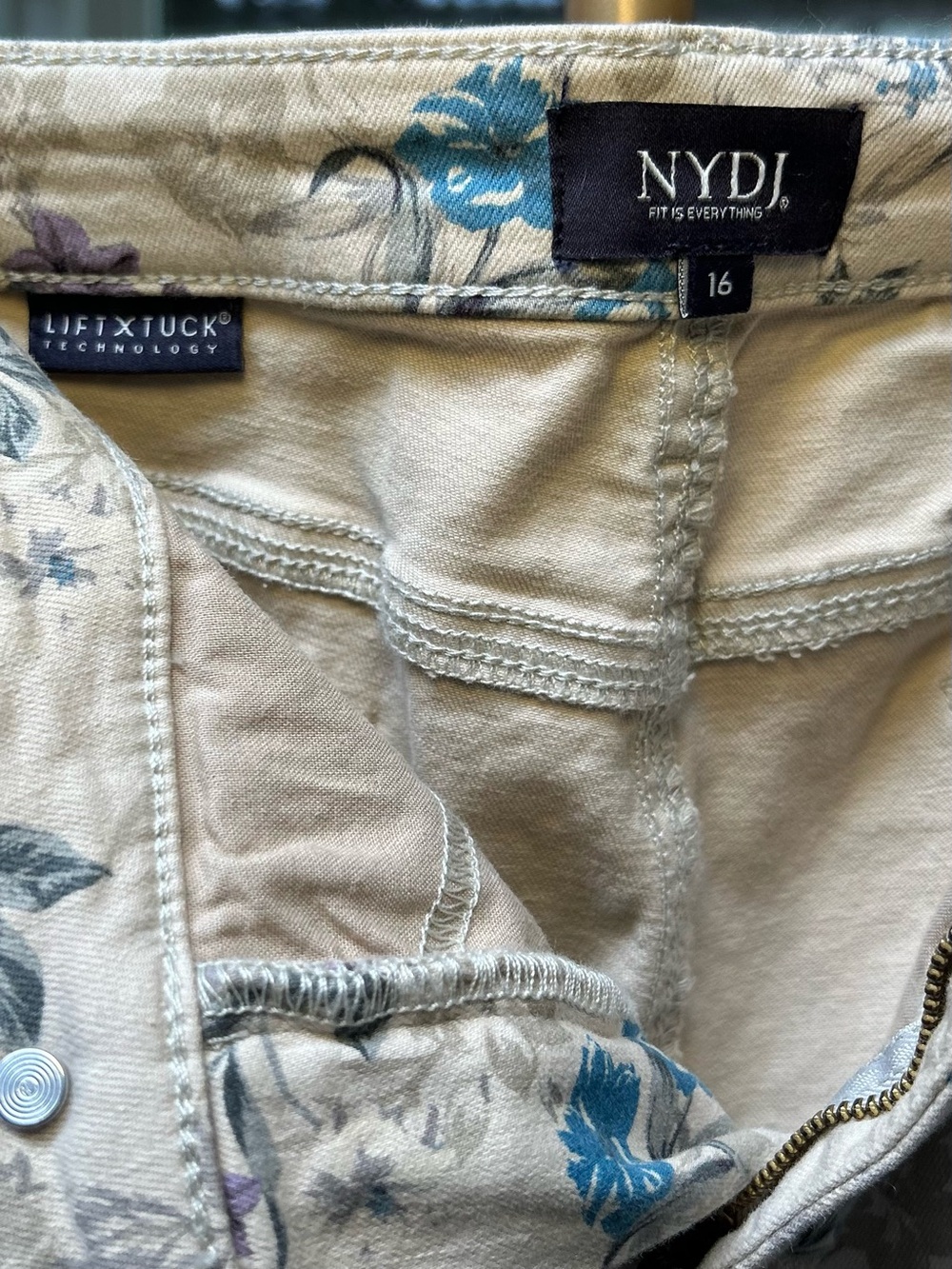 NWT NYDJ Fiona Slim Flare Ankle Jeans Floral Print Size 16 Neiman Marcus - Picture 6 of 7